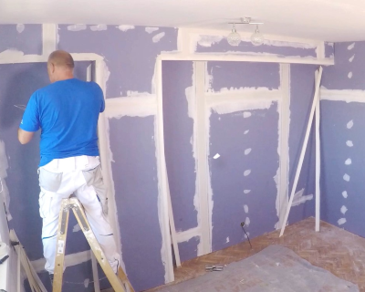 Odhlučnění stěny i celého bytu zařídí Modrá akustická deska